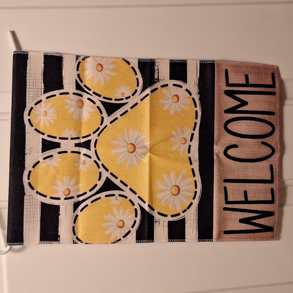 NWOT Spring Puppy Paw Puppy Garden Flag